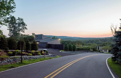 Henryville House | Peaceful Mtn Escape w/Views + Hot Tub -30+ Days