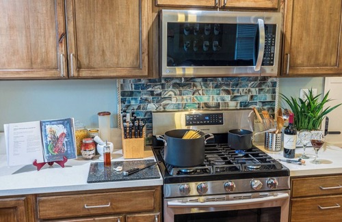 Oak Park House | PEACEFUL, NEAR SDSU, CENTRAL with LG PATIO, FULL KITCHEN, COZY BEDS, GATED HOME