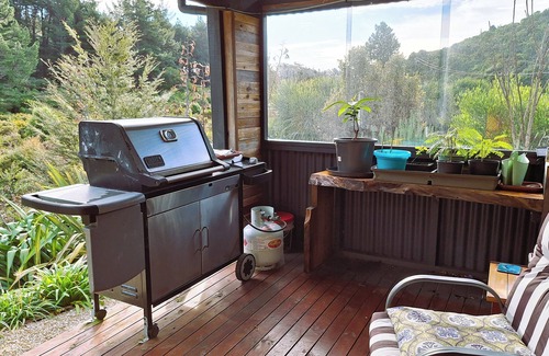 Waikawa House | Peaceful quiet environment; 6 minutes to Picton; close to marinas; pet friendly.