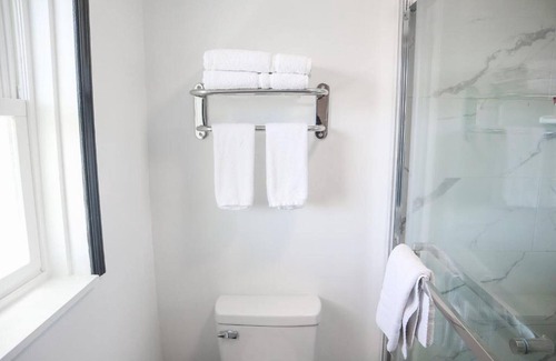 Ronks Hotel | Peaceful Stay near Rockvale Outlets w/Parking Available on Site