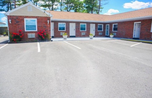 Ronks Hotel | Peaceful Stay near Rockvale Outlets w/Parking Available on Site
