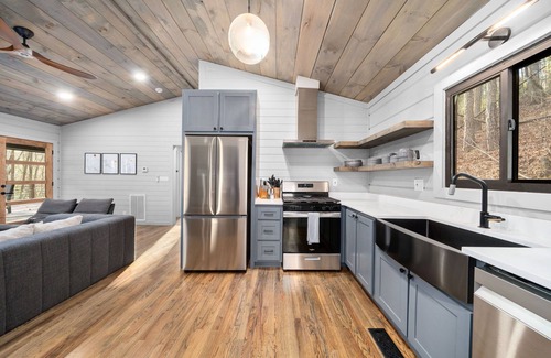 Cherry Log Cabin | Peach and Plumeria Hideaway Luxury 2br/1ba Newly Renovated Cabin with Hot Tub and Wifi