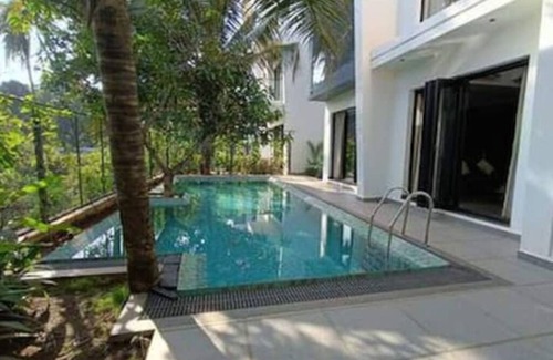 Nagoa Villa | Peacock View 4BHK Pvt Pool & Jacuzzi at Saligao