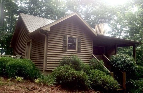 Dahlonega Cabin | PEACOCK’S PARADISE- UNG Families; Friends; Bikers; Wedding Guests -Sleeps1-12