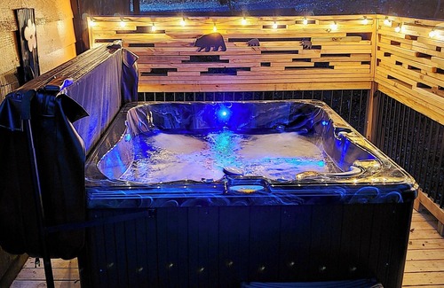 Blue Ridge Cabin | Peak color dates available Oct 21-23, 28-30, Nov 5-7