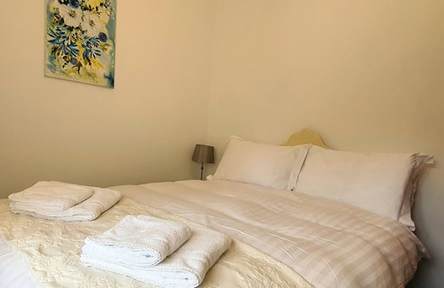 Great Longstone Cottage | Peak District family cottage nr Monsal Trail & 100m from excellent foody pub