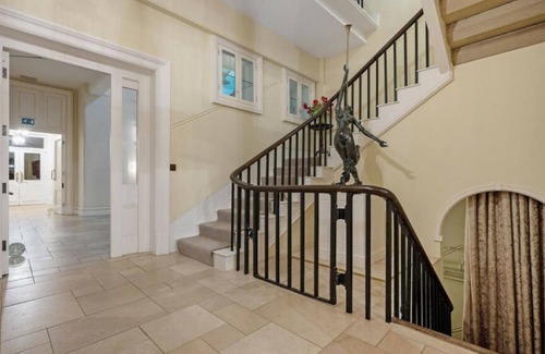 Darley Dale House | Peak Poolside Retreat: Derbyshire Oasis with Swimming Pool . Pet Friendly
