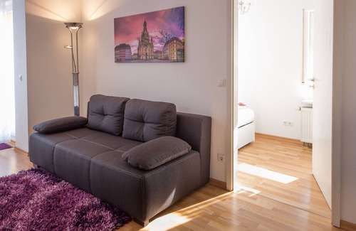 Sudvorstadt-Ost Apartment | Pearl at the big garden. Dresden old town.