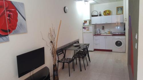 Ashkelon Apartment | Pearl by the Sea, Living room and one bedroom