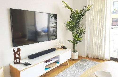 Fremantle Apartment | Pearl On Pakenham- Modern & Central W King Beds