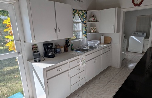 Dunmore Town Cottage | Peas 'N Rice Cottage, Close to the Beach