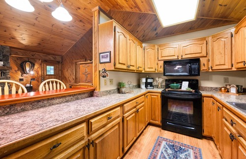 Young Harris Cabin | Peek A Boo Cabin - Blairsville Georgia Near Wineries and Hiking. Pet Friendly!