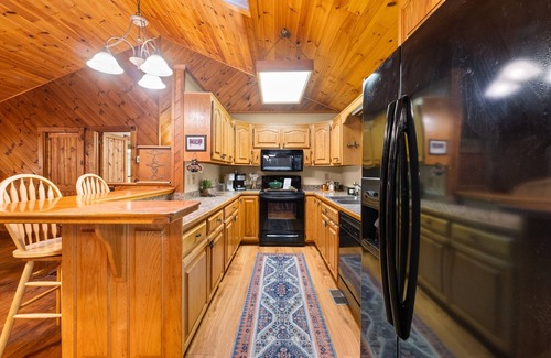 Young Harris Cabin | Peek A Boo Cabin - Blairsville Georgia Near Wineries and Hiking. Pet Friendly!