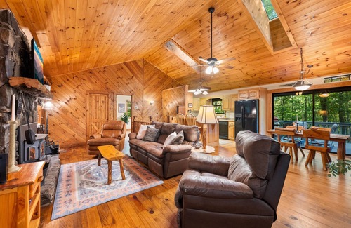 Young Harris Cabin | Peek A Boo Cabin - Blairsville Georgia Near Wineries and Hiking. Pet Friendly!