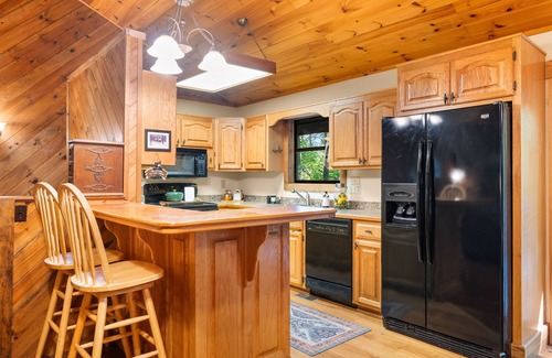 Young Harris Cabin | Peek A Boo Cabin - Blairsville Georgia Near Wineries and Hiking. Pet Friendly!
