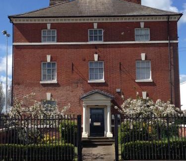 Burton on Trent Apartment | Peel House Apartments - Great for Professionals & Weekends Away