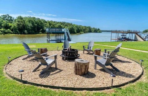 Log Cabin House | Pelican Estates Lake house at Cedar Creek Lake on wide cove in gated community.