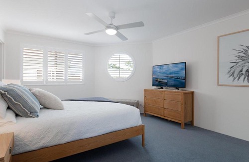 Soldiers Point Apartment | Pelican Sands 3 stunning waterfront unit with magical water views and air conditioning