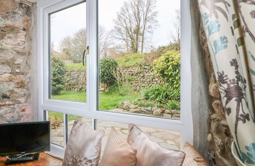 Helford Passage Cottage | PENROSE FARM COTTAGE, pet friendly, with a garden in St Keverne