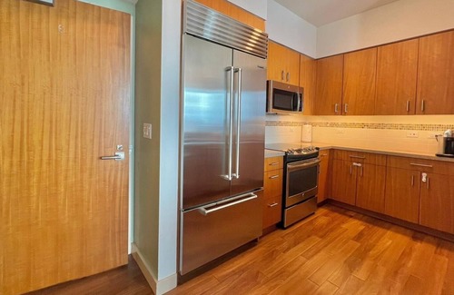 Kaka'ako House | Penthouse Floor, Ocean Views, Lanai, Pool, Hot Tub, Gym, Rec-Room, & Playground