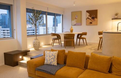 Spring Hill Apartment | Penthouse - Luxury 2 Storey -3 Bedroom Sky home!