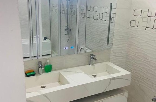 Yof Apartment | PENTHOUSE PIED DANS L'EAU