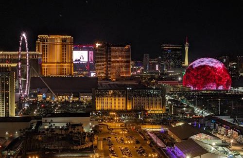 Las Vegas Apartment | Penthouse Suite with Strip View at The Signature At MGM Grand