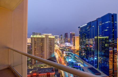 Las Vegas Apartment | Penthouse Suite with Strip View at The Signature At MGM Grand