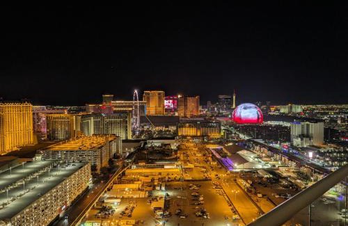 Las Vegas Apartment | Penthouse Suite with Strip View at The Signature At MGM Grand