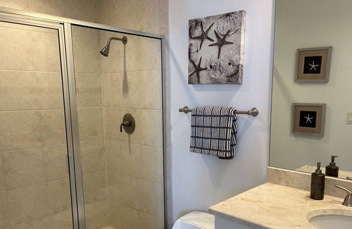 Kingston Condo | Penthouse with Ocean, beach and river views ! Minutes to world famous beach
