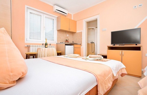 Prijevor Apartment | Perfect Budva Stay Near the Sea & Aqua Park - One Bedroom Apartment 3/1