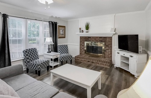 Midlothian House | Perfect for Extended Stays! Fenced Yard, Pets Welcome!