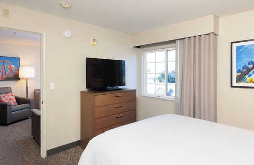 Anaheim Resort Hotel | Perfect For Your Group | Queen Bed Each to 4 Suite & Kitchen