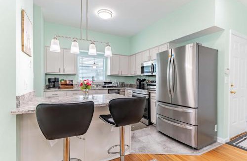 Central West End House | Perfect Getaway at CWE- Entire Home with Free Parking Near Fox, Universities and More!