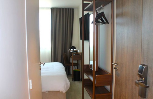Signes Hotel | Perfect Group getaway! 4 Relaxing Haven near adventure parks & Scenic Nature!