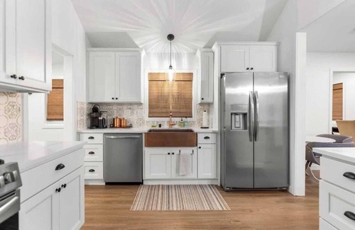 Downtown Vancouver House | Perfect Location | Walking to Dining & Shops