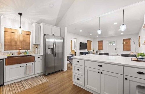Downtown Vancouver House | Perfect Location | Walking to Dining & Shops