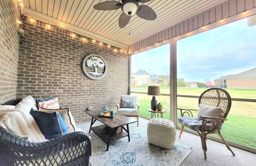Simpsonville House | Perfect ranch style home for the Bourbon Trail w/screened-in porch