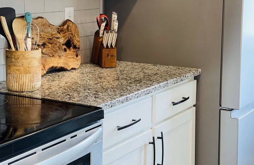Belville House | Perfect Retreat for Two: Hot Tub, Firepit, Total Privacy, Near Beaches, Downtown