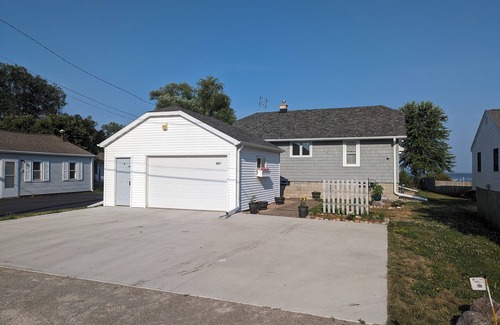 Oshkosh House | Perfect Waterfront Retreat Destination on Lake Winnebago