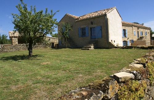Villeneuve d'Aveyron House | Period Farmhouse, sleeps 12, large 12m x 6m pool, barn, big garden, courtyard