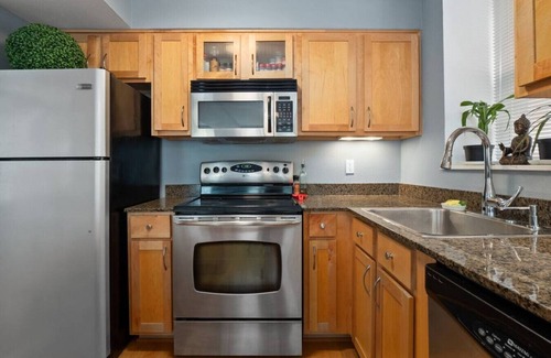 DeBaliviere Place Condo | Pershing · Forest Park Condo- Gated Parking, Walk to CWE