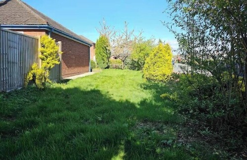 Chester House | Pet Friendly - 2 Bedrooms - 4 Guests - Parking