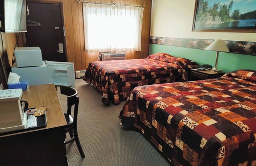 International Falls Hotel | Pet-Friendly Spot Close to Canoeing Destinations on Rainy River