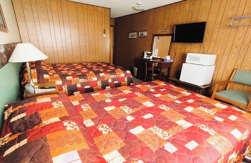 International Falls Hotel | Pet-Friendly Spot Close to Canoeing Destinations on Rainy River - Free Breakfast