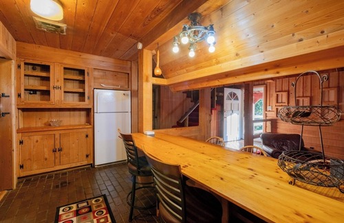 Skippers House | Pet-Friendly 3BR Lake House w/Pier and Firepit