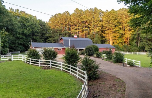 Skippers House | Pet-Friendly 3BR Lake House w/Pier and Firepit