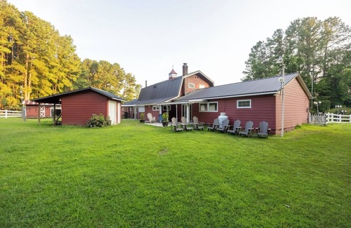 Skippers House | Pet-Friendly 3BR Lake House w/Pier and Firepit