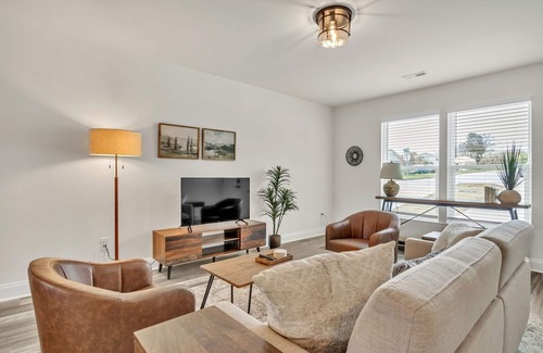 Simpsonville House | Pet-Friendly 3BR Near Simpsonville, Modern Comfort