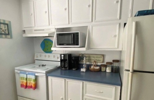 Surfside Beach House | Pet-Friendly Beach House w/Yard, Screened Porch & Walk to Beach!